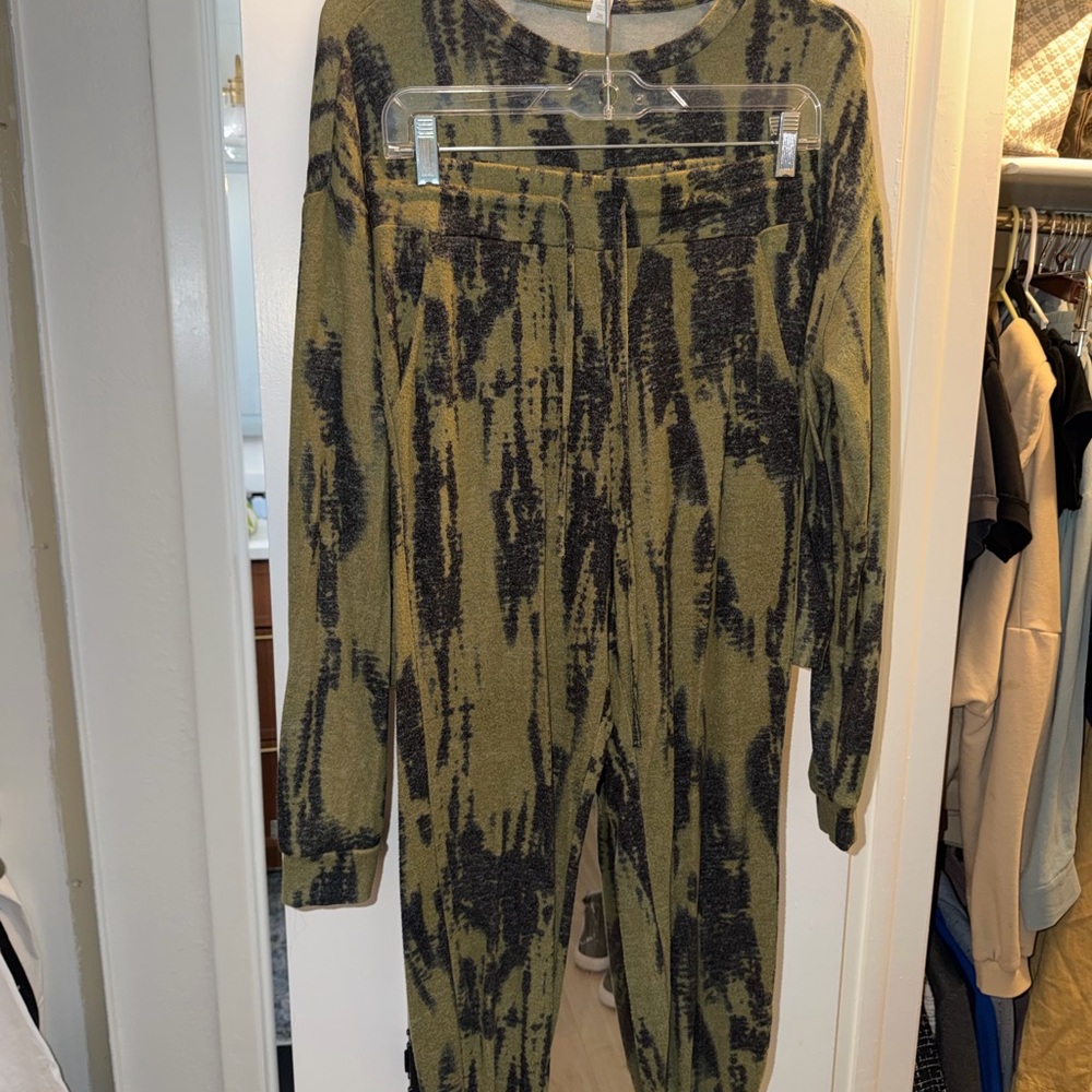 Fornia brand Olive Green and Black Tie-Dye Loungewear Set